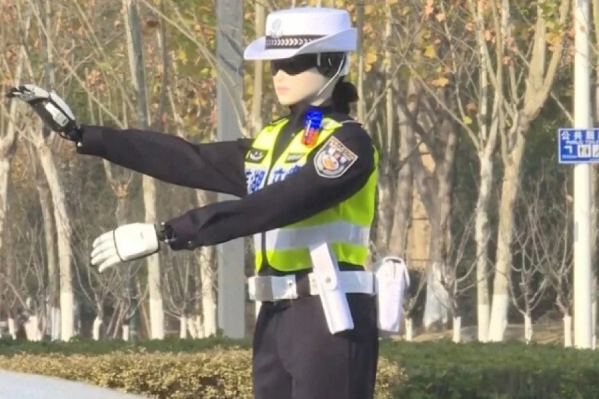 [[Çində]] robot yol polisləri fəaliyyətə başladı