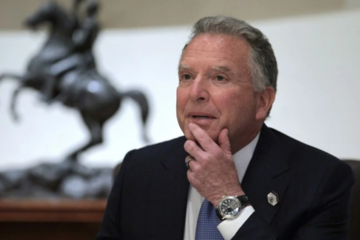 [[Uitkoff İran şahının oğlu]] ilə gizli görüş keçirdi