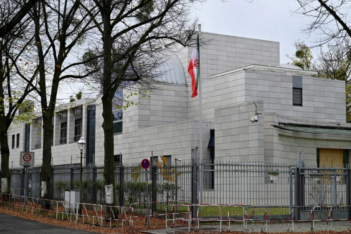 [[Etirazçılar]] Berlin səfirliyindəki İran bayrağını endirdilər