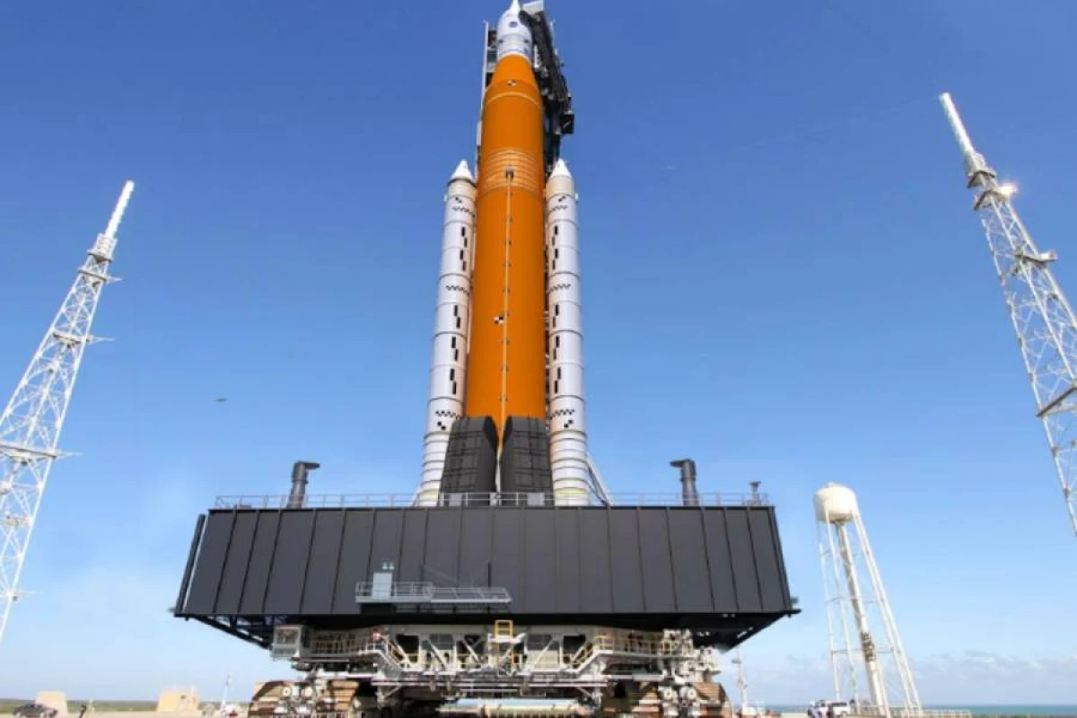 NASA [[Ay missiyası üçün]] ən güclü raketini kosmosa çıxarır