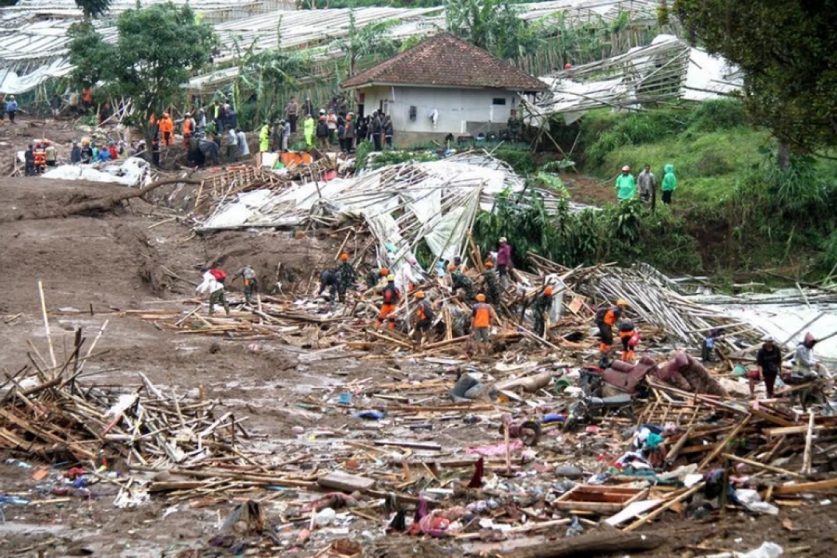 [[İndoneziyada sürüşmə]] nəticəsində ölənlərin sayı açıqlandı