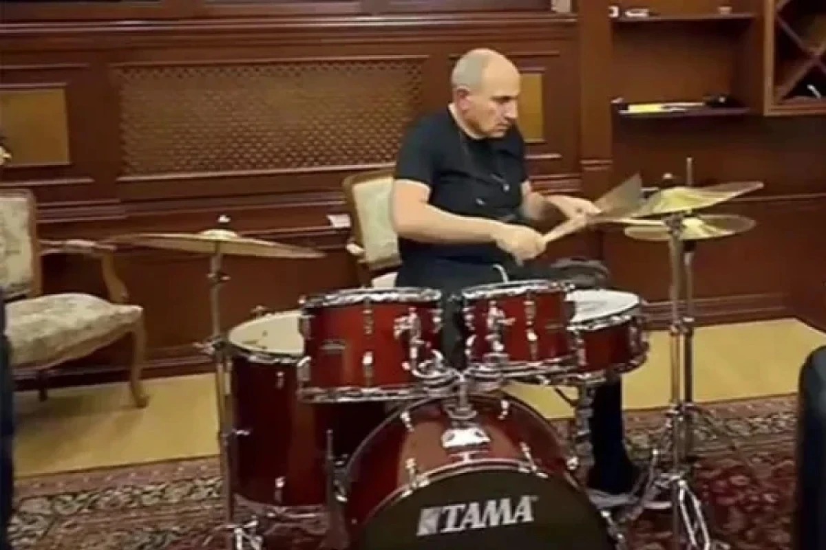 Paşinyan [[öz musiqi qrupunu]] yaratdı