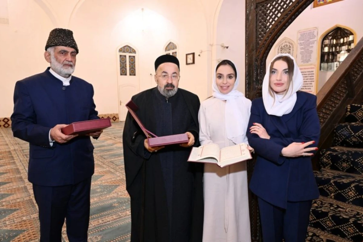 Leyla Əliyeva və Alena Əliyeva [[Şah Abbas məscidində]] oldular