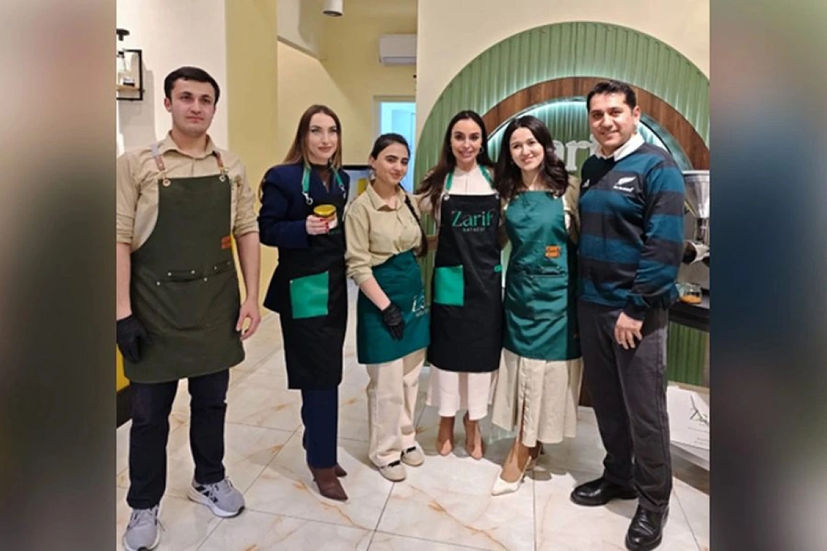 Leyla Əliyeva və Alena Əliyeva qadın sahibkarın sağlam qida brendi ilə [[tanış oldular]]
