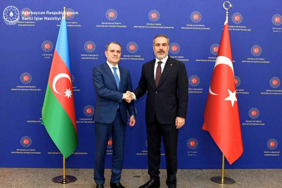 Ceyhun Bayramov Hakan Fidanla ikitərəfli və regional məsələləri [[müzakirə etdi]]