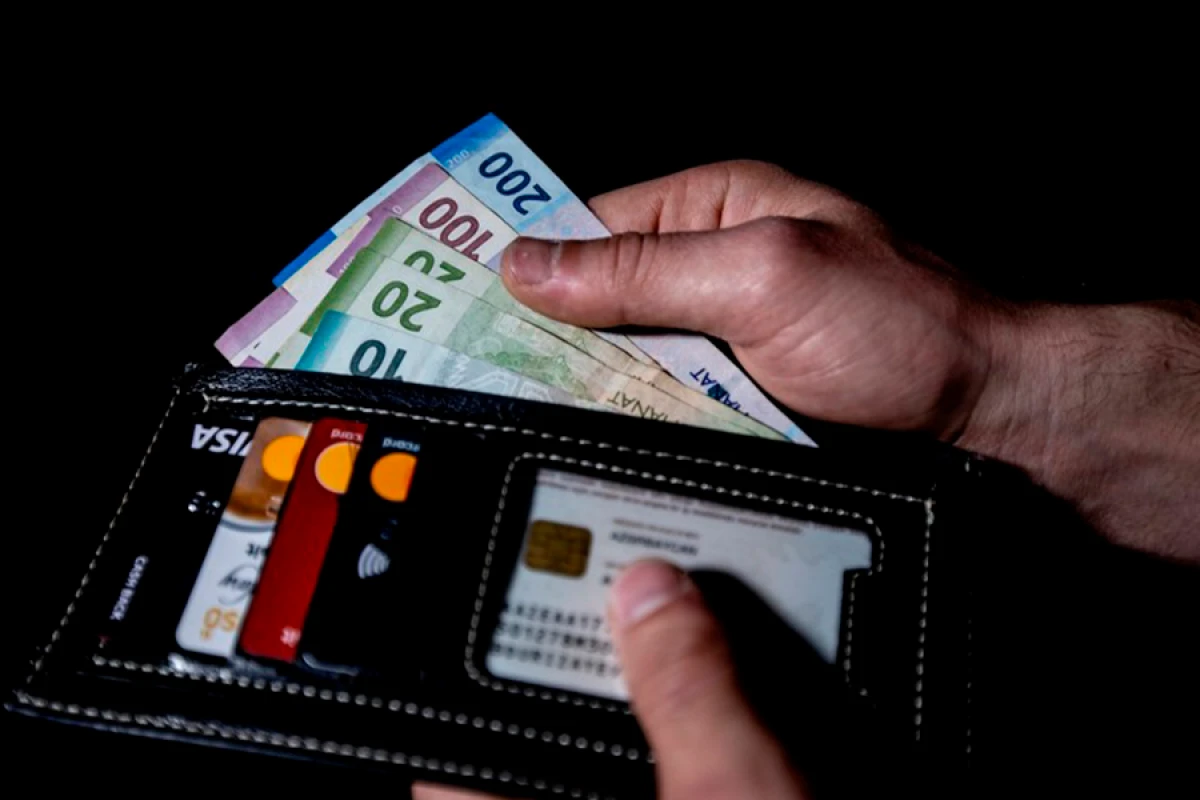 Orta aylıq maaş [[1100 manatı]] keçdi