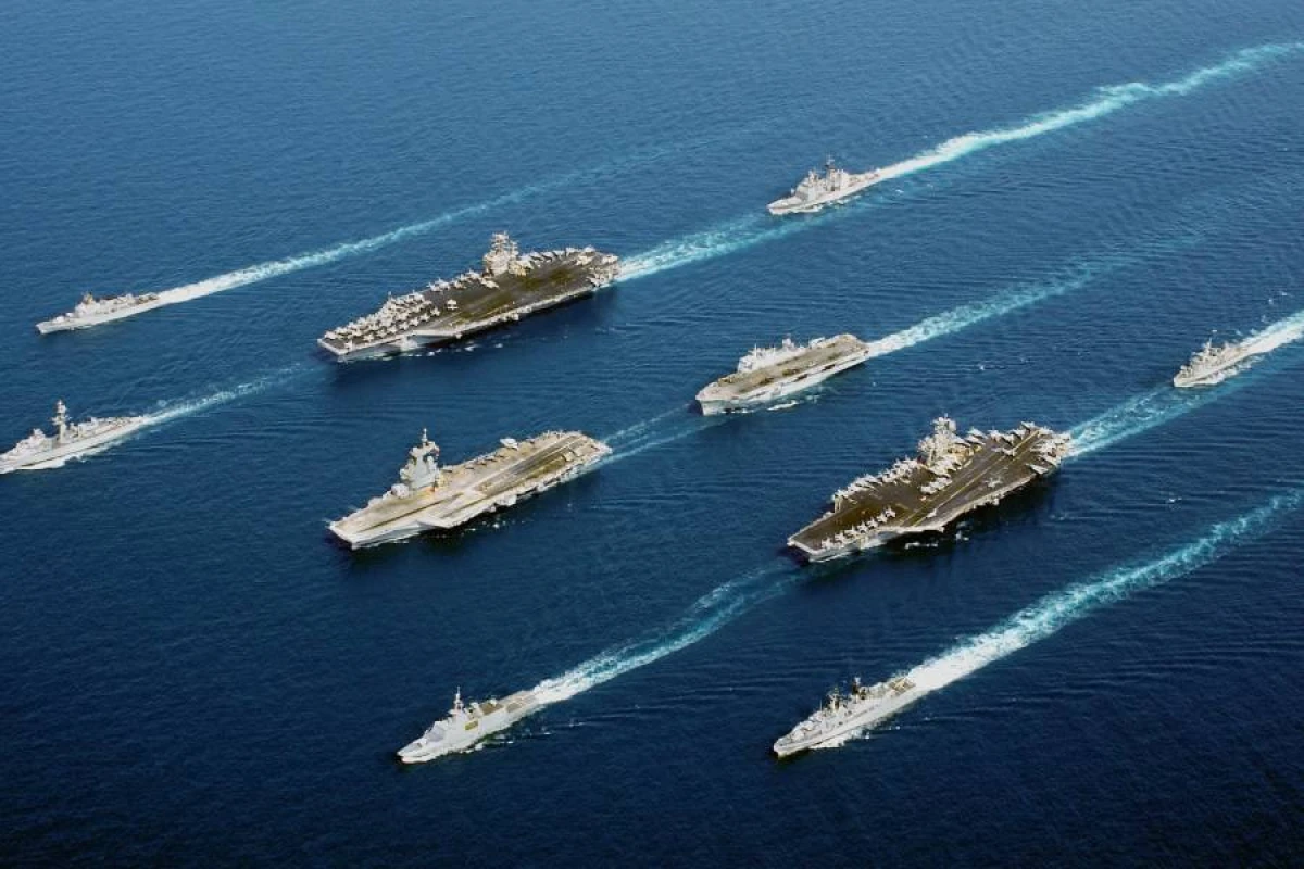 Tramp Yaxın Şərqdə daha bir [[təyyarədaşıyan gəmi]] yerləşdirir