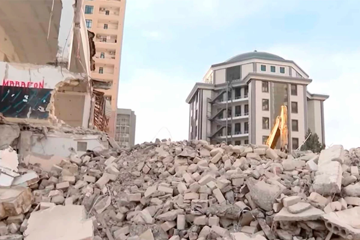 Bakının bu ərazisində [[evlər plana düşdü]]