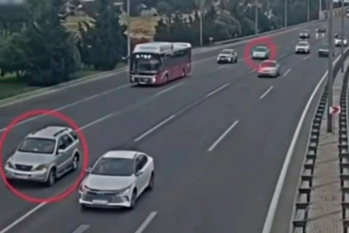 [[1889 nasaz avtomobil]] uzunmüddətli tıxaclara səbəb olub