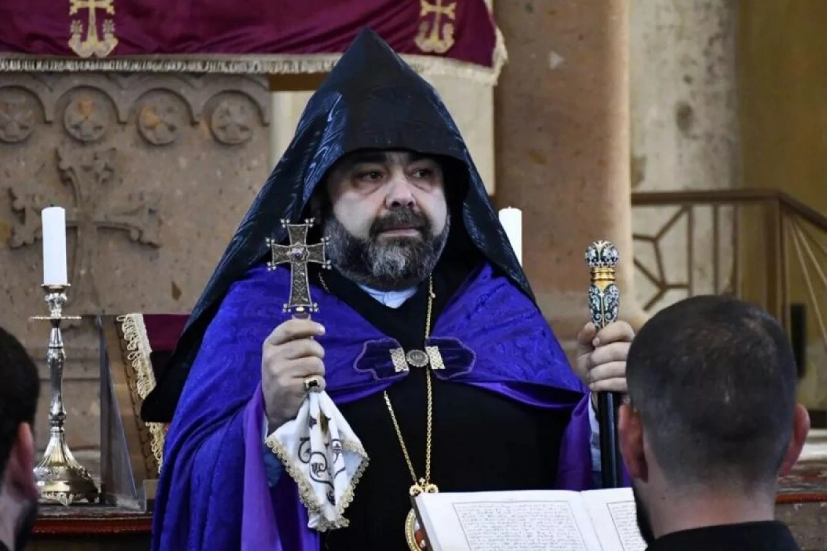 Yepiskop Mkrtıç Proşyan [[ev dustaqlığına buraxılacaq]]