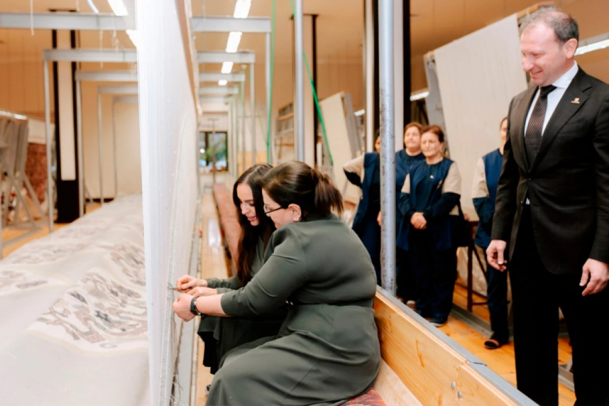 Şuşa məscidi üçün [[hazırlanan dairəvi əl xalçasının kəsim mərasimi]] oldu