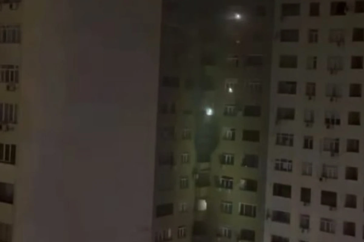 Bakıda çoxmərtəbəli bina yanır, insanlar kömək gözləyir - [[VİDEO]]