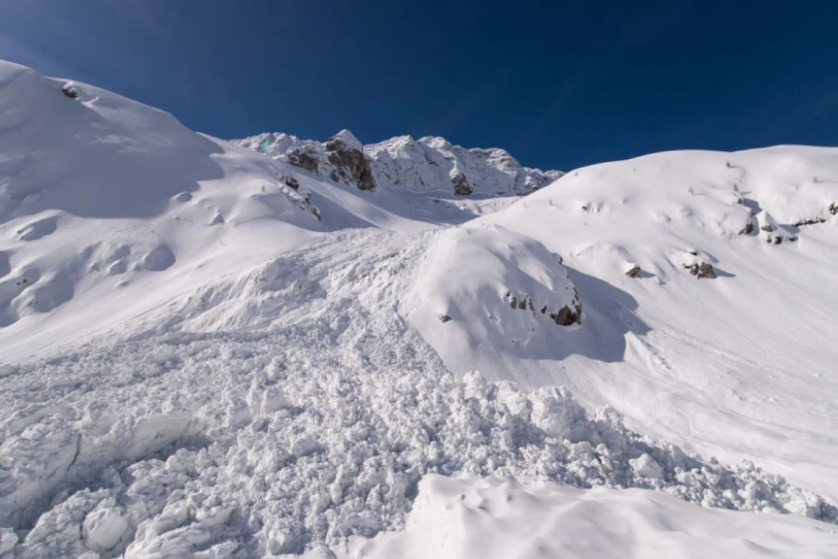 İsveçrədə qatar qar uçqunu nəticəsində [[relsdən çıxdı]]