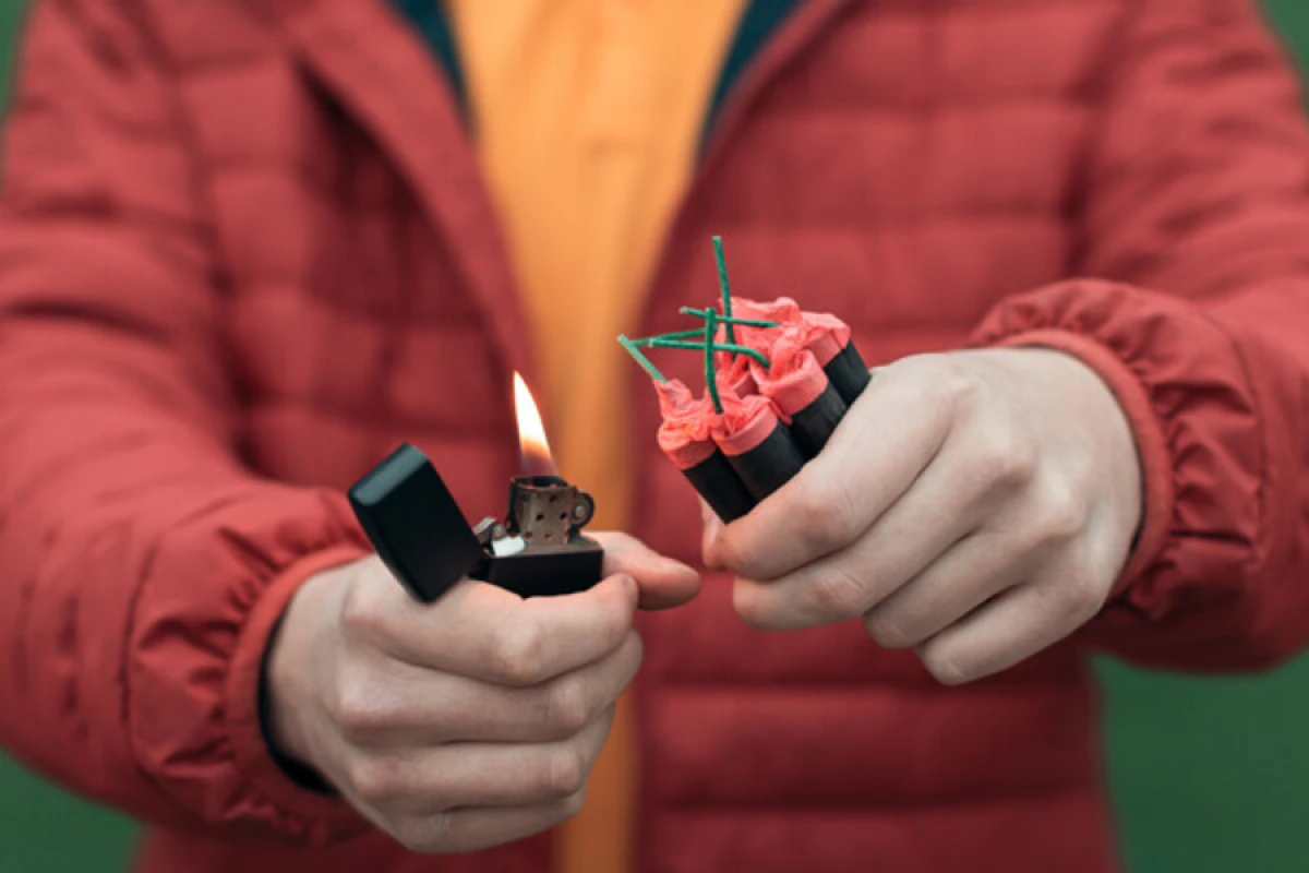 Əlində [[fişəng partladı,]] xəsarət aldı