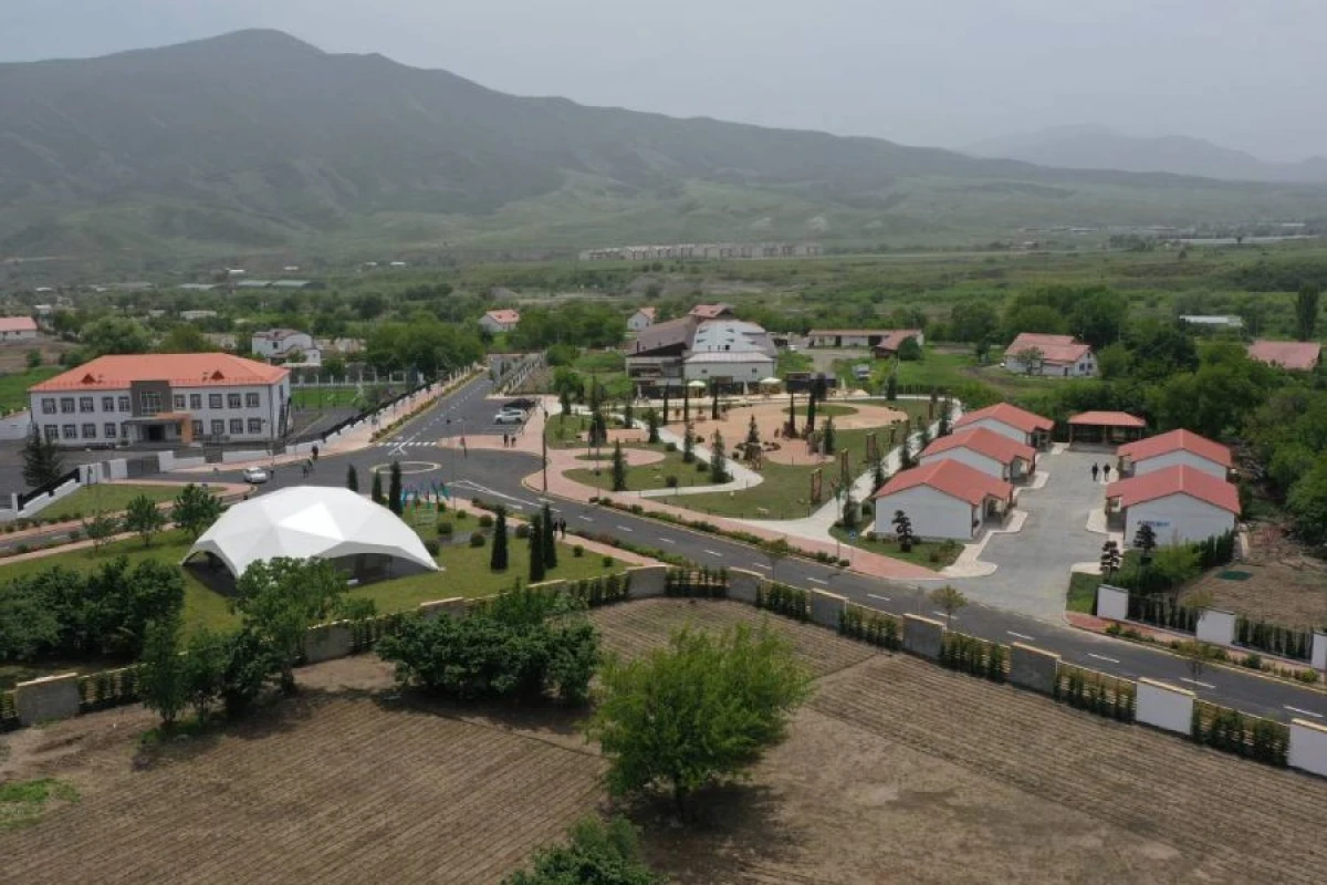 Xanabad kəndinə yola salınan ilk köç karvanı Xocalı şəhərinə [[çatdı]]