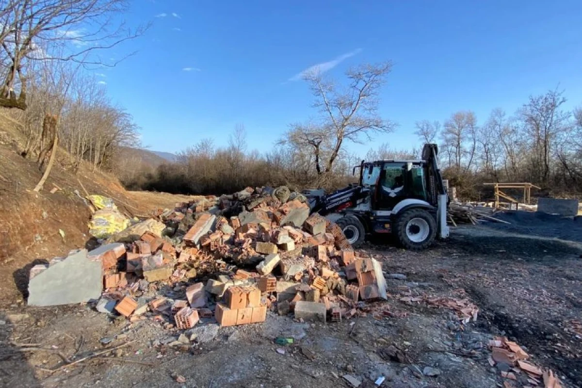 Meşə fondu ərazisində inşa edilən [[qanunsuz tikililər söküldü]]