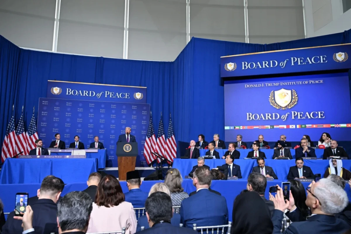 Tramp Sülh Şurasının yekun [[qətnaməsini imzaladı]]