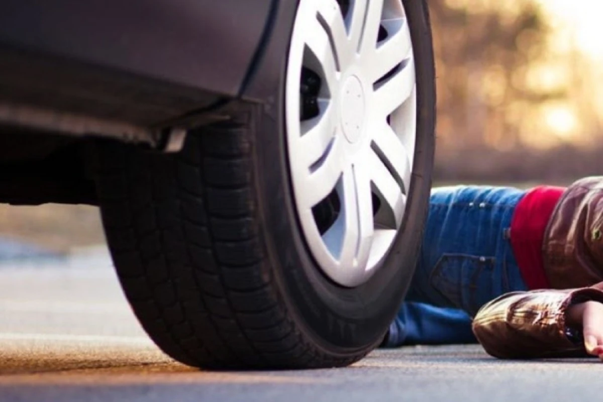 Yeniyetməni [[maşın vurdu]]