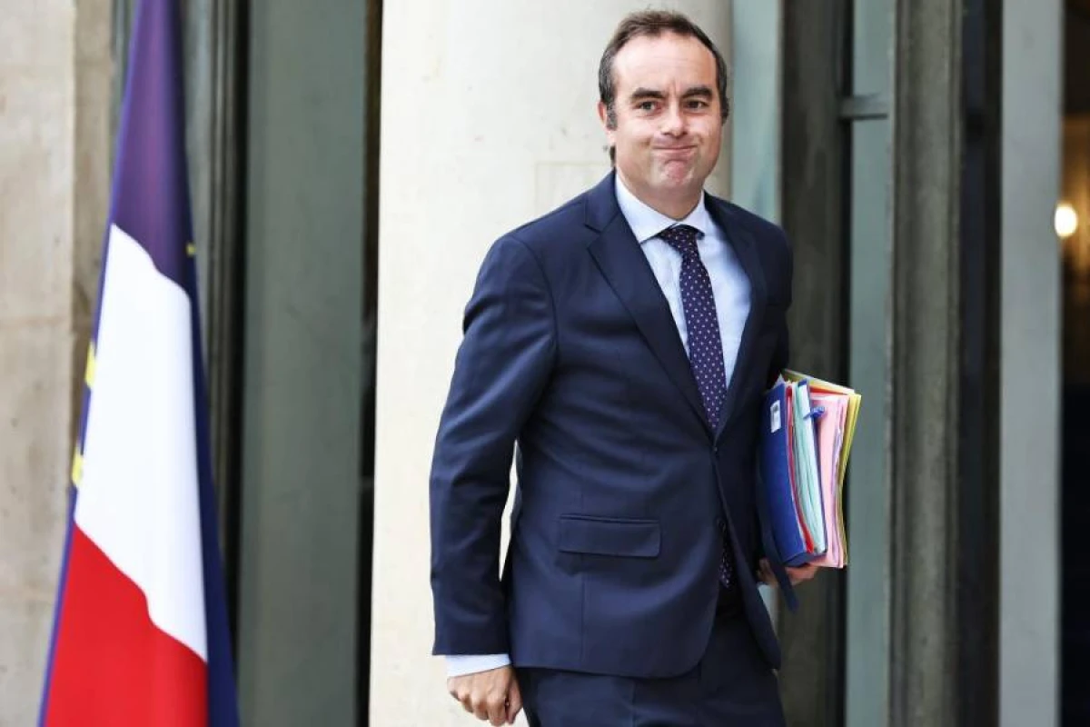 Fransa Baş naziri kabinetin [[yenidən qurulmasını təxirə saldı]]