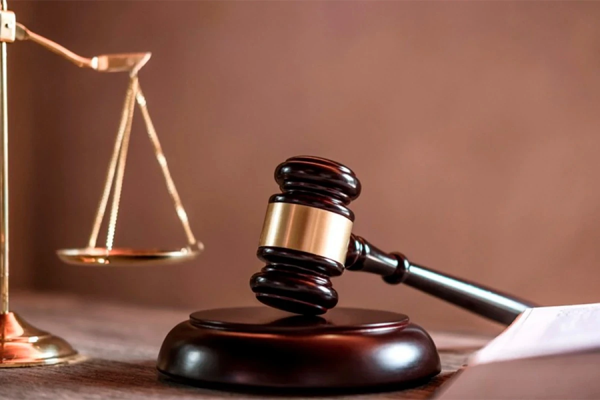 MN-in vəzifəli şəxsi [[məhkəmədə rəisinə rüşvət çatdırdığını]] etiraf etdi