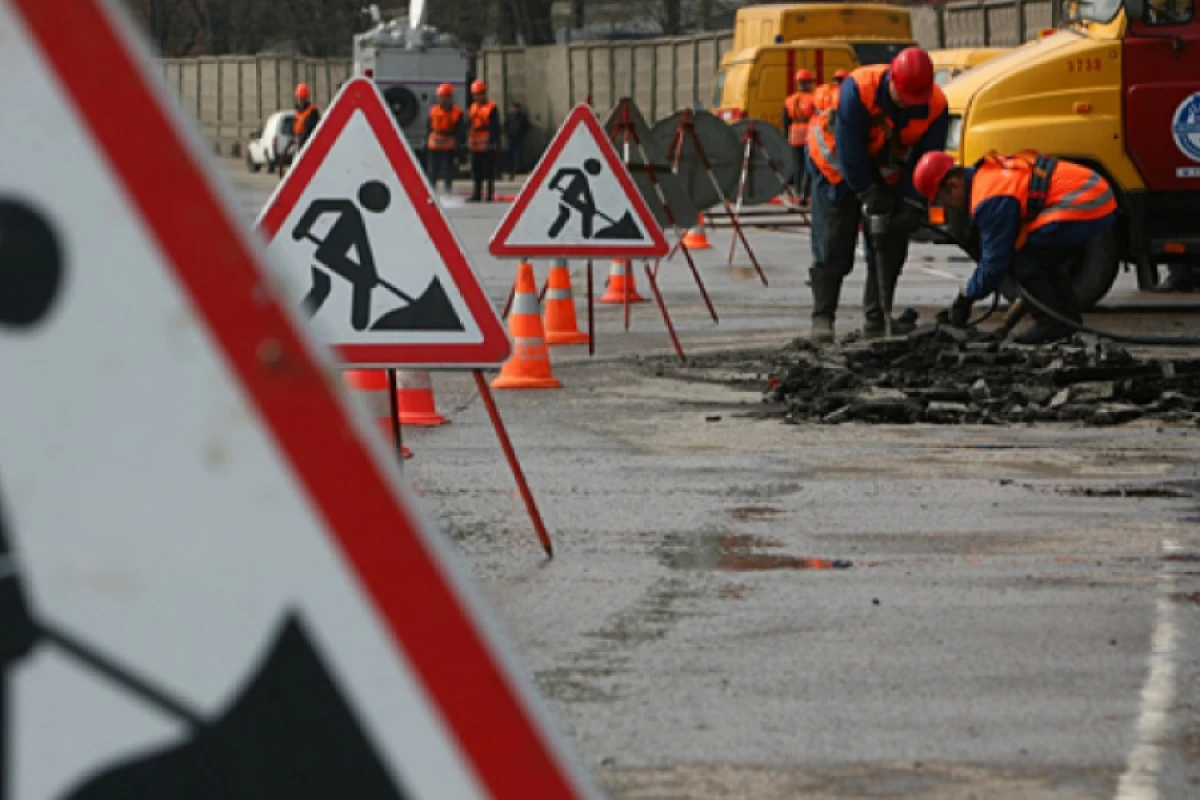 Sürücülərin nəzərinə! - [[Bu yol bağlanır]]