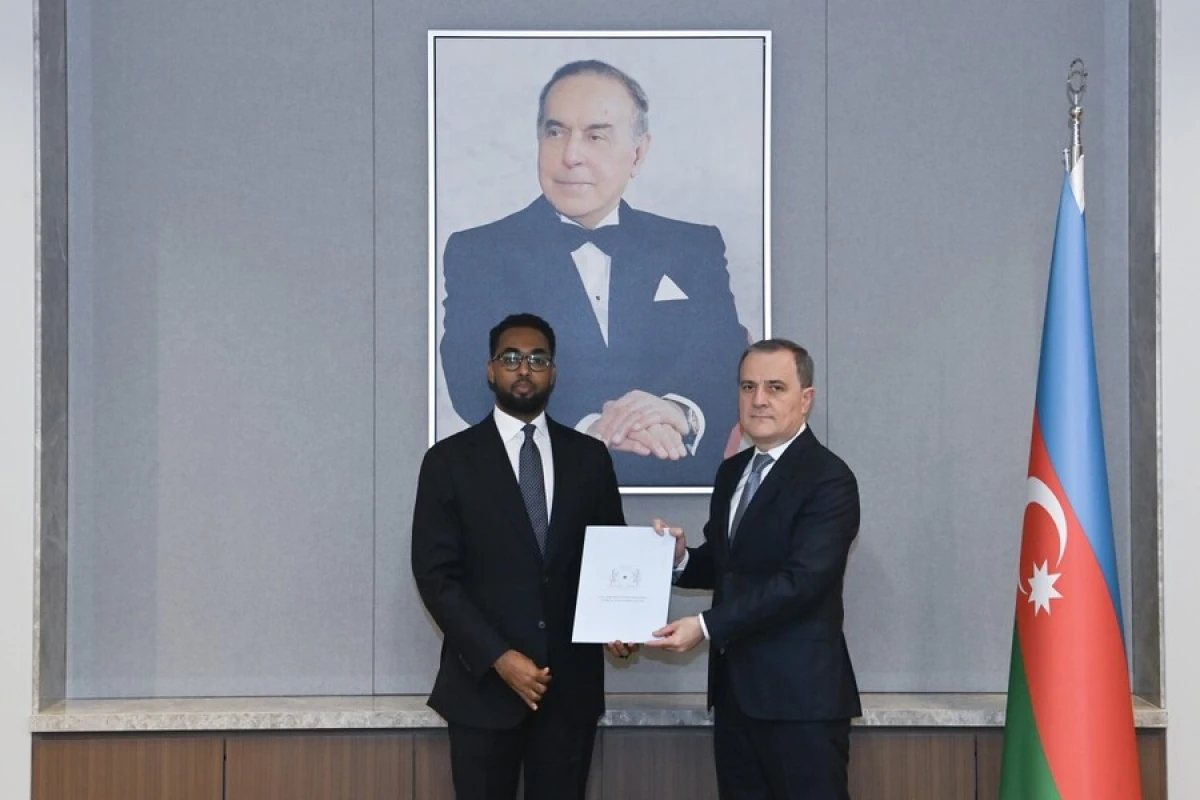 Somali səfiri etimadnaməsinin surətini [[Ceyhun Bayramova]] təqdim etdi