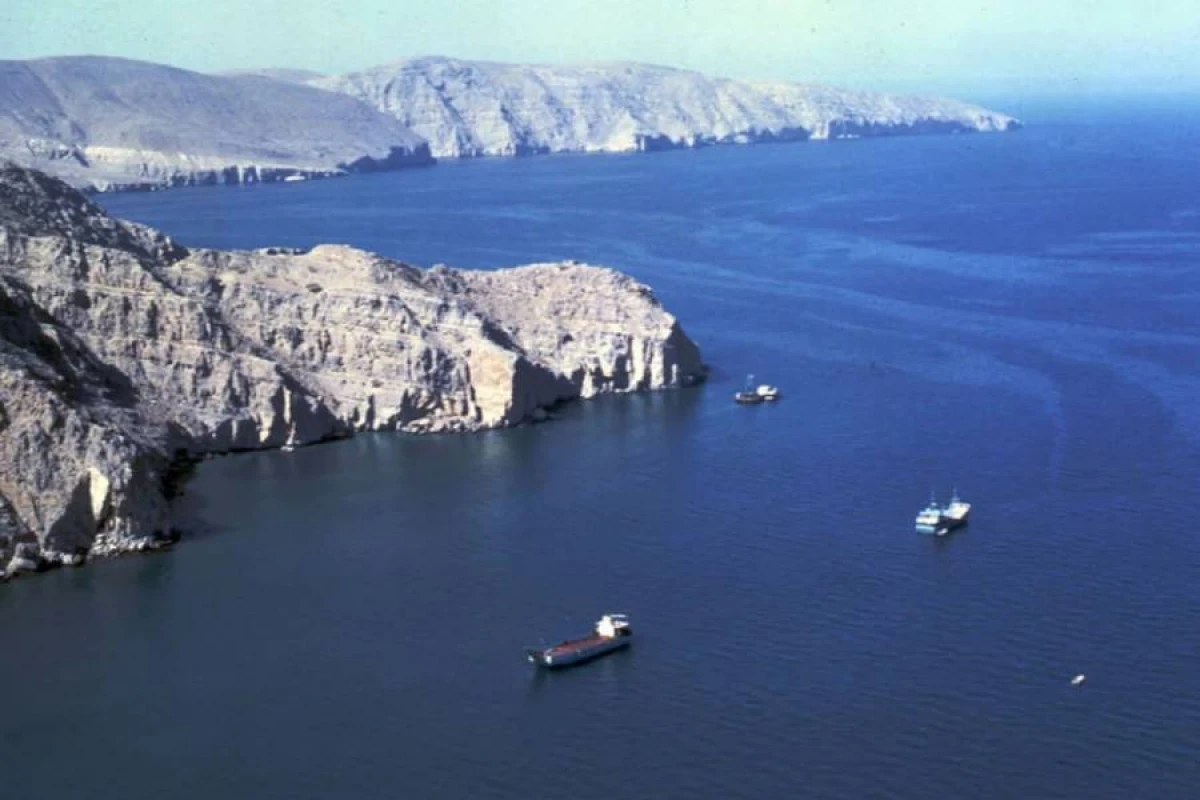 İraqdan [[Hörmüz boğazı vasitəsilə neft tədarükü zəncirləri]] kəsildi