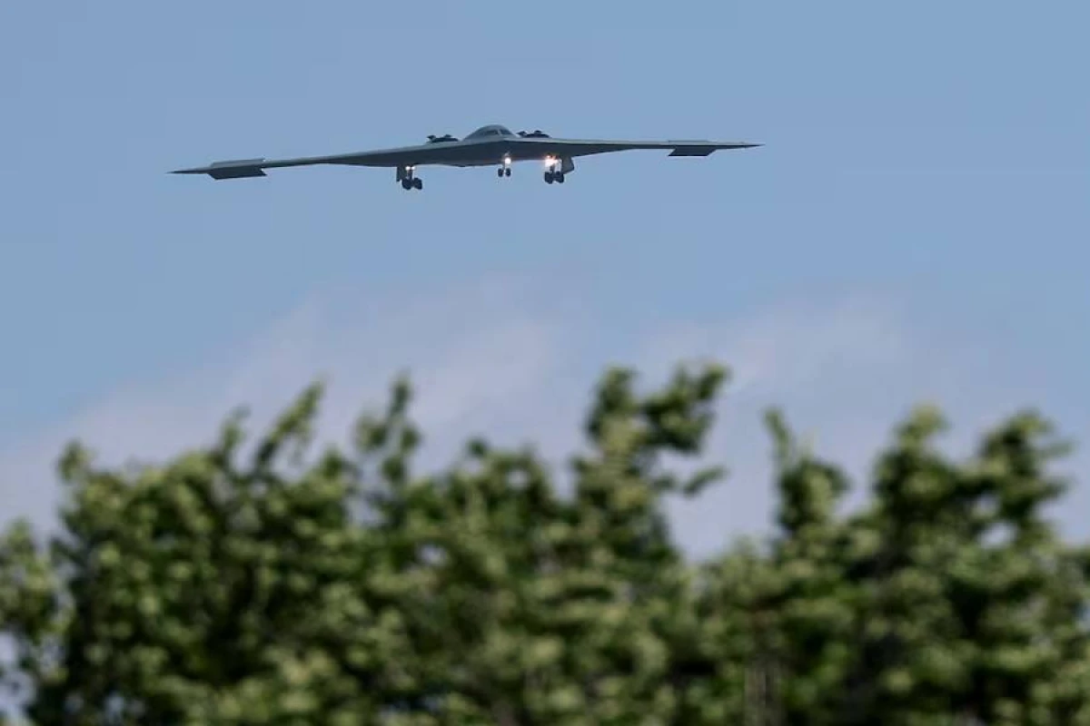 ABŞ [[İran qırıcı təyyarələrinin anqarlarına]] birbaşa bomba atır