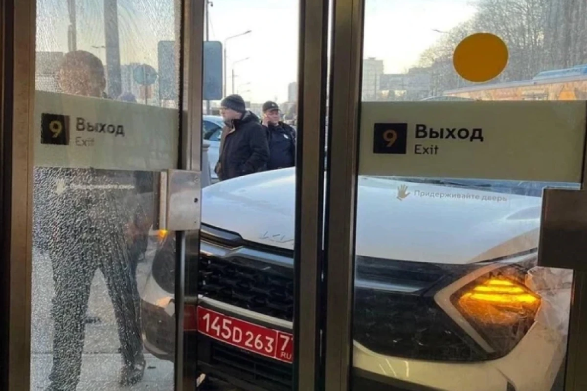 [[Azərbaycan səfirliyinin]] avtomobili Moskvada metronun girişinə çırpıldı