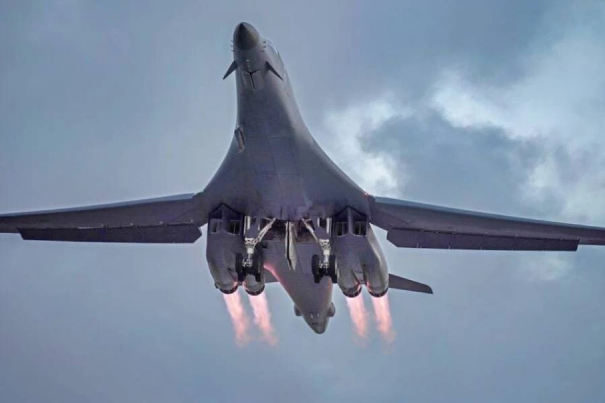 ABŞ Britaniyadakı [[bombardmançı təyyarələrinin sayını artırdı]]