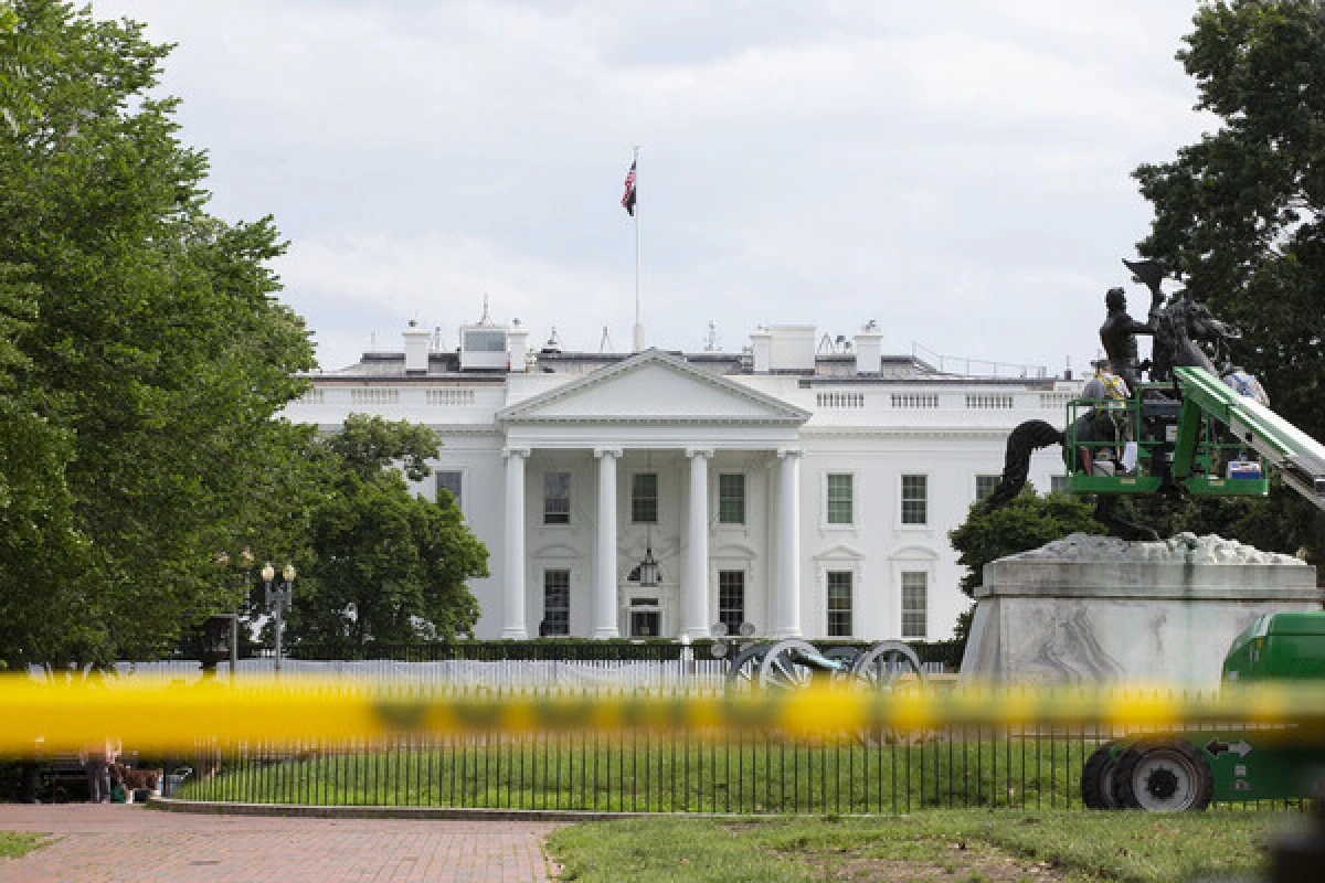 Ağ Evin darvazasına avtomobil çırpıldı, [[sürücü saxlanıldı]]