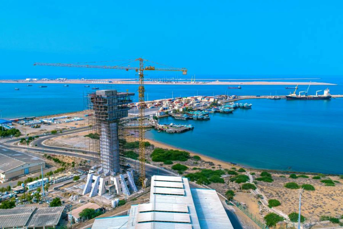 İran bölgədəki limanları [[hücumla hədələdi]]