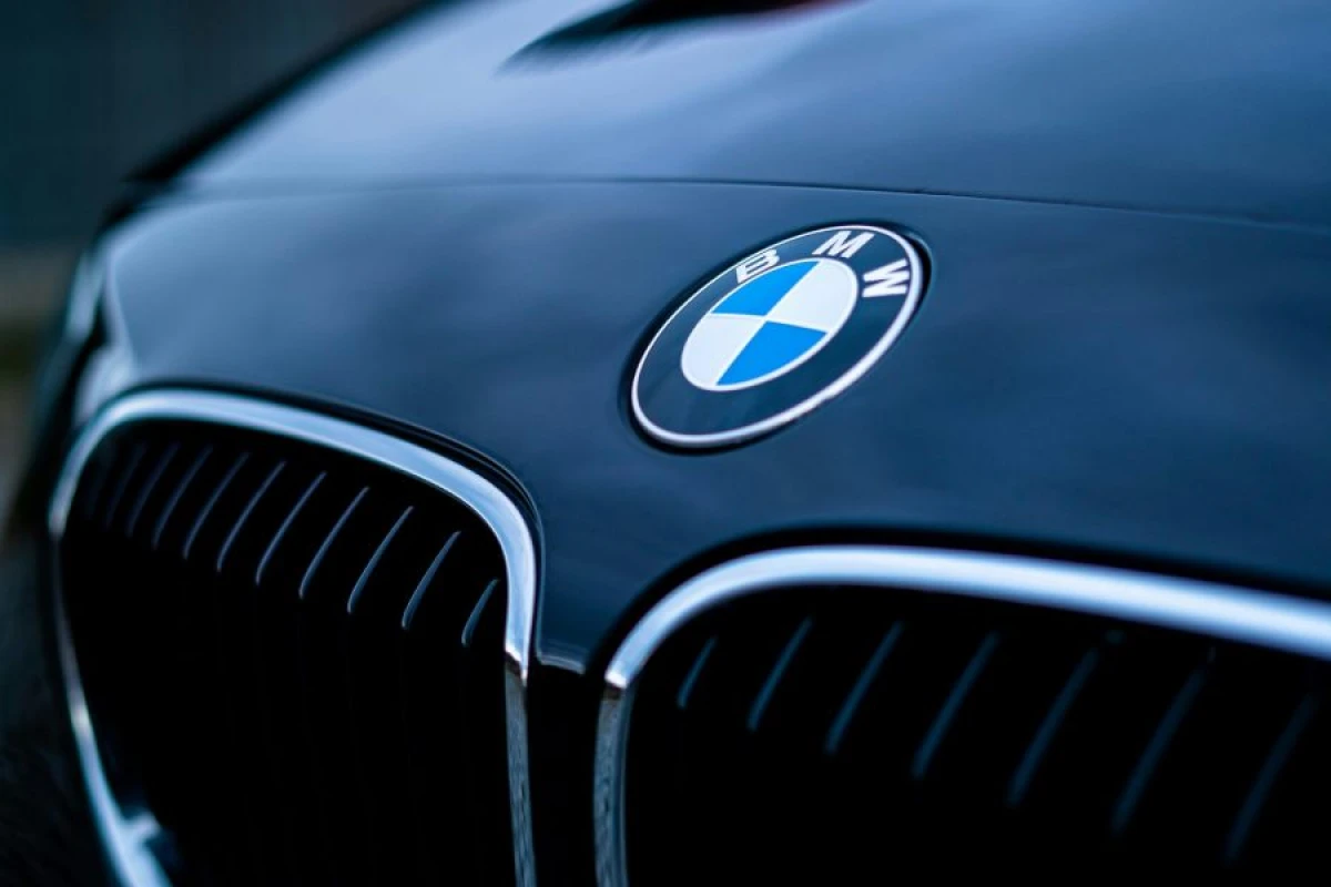 "BMW"nin xalis mənfəəti [[3% azaldı]]