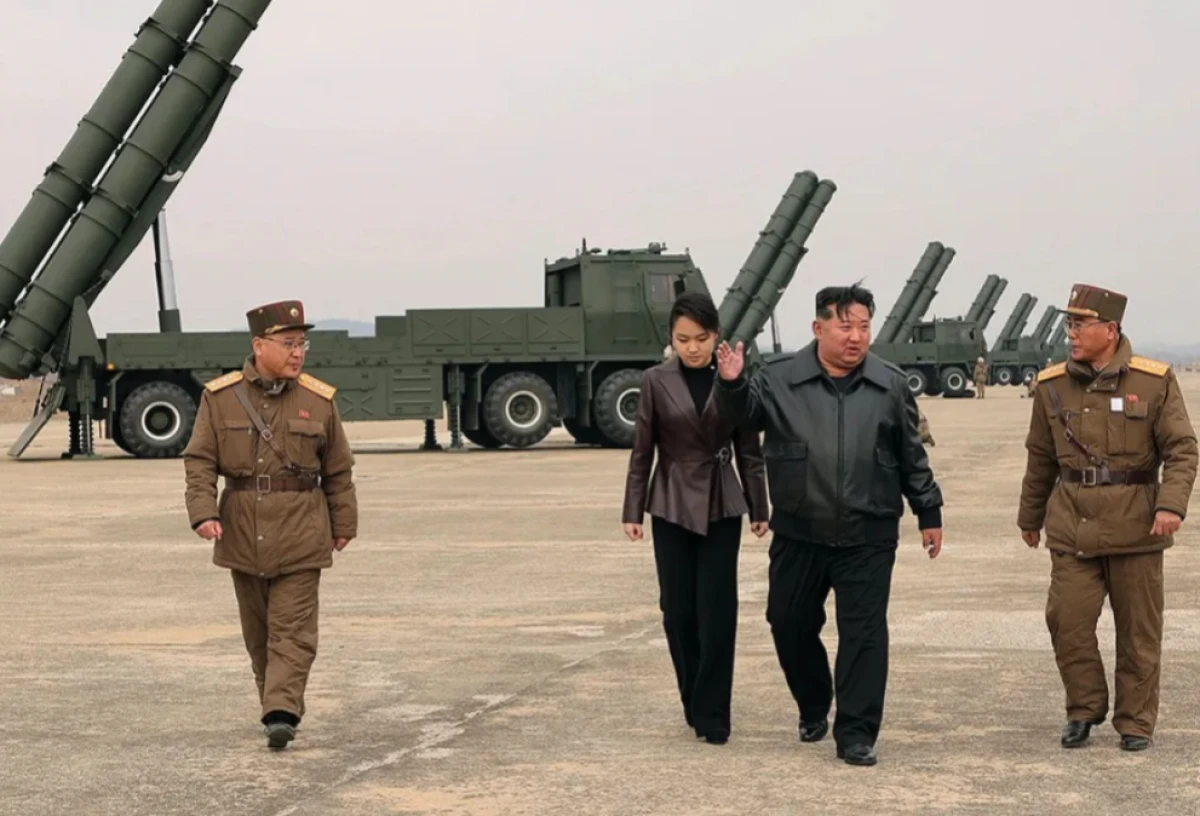 [[Kim Çen In]] qızı ilə birlikdə raket sınaqlarını izlədi