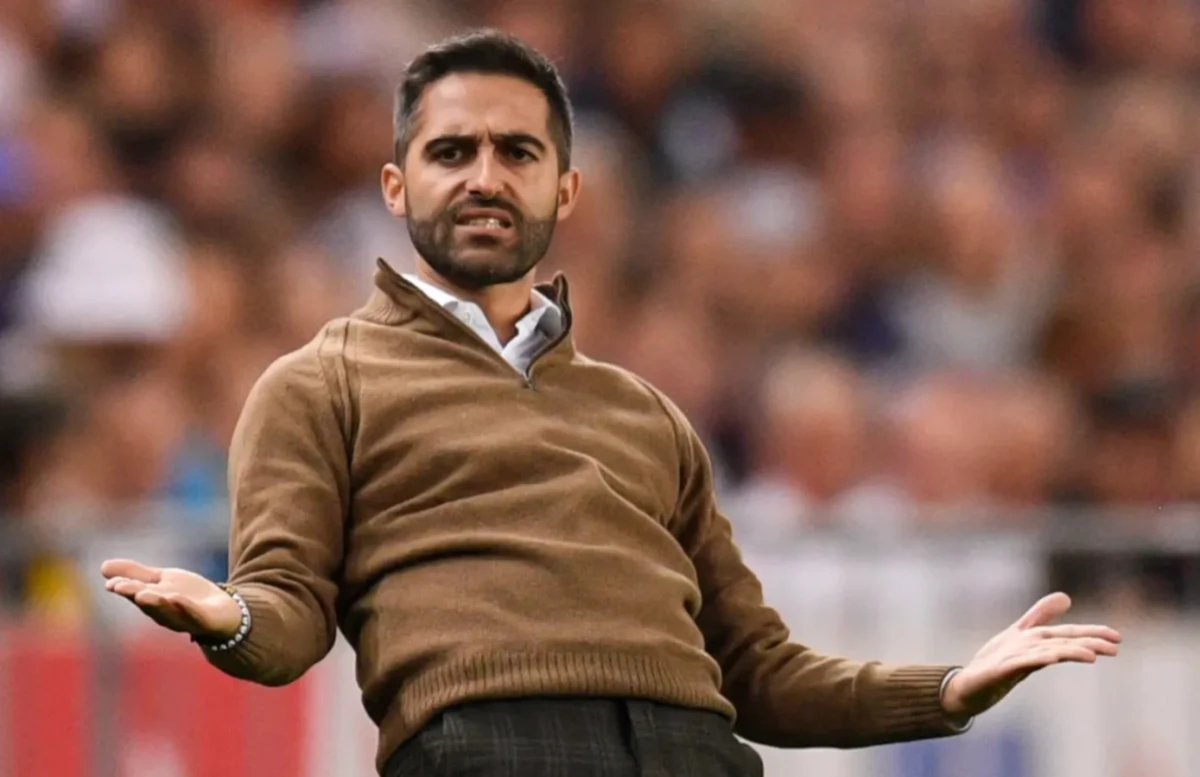 Millinin baş məşqçisi [[qadınlara yazdığı mesajlara görə]] qovuldu