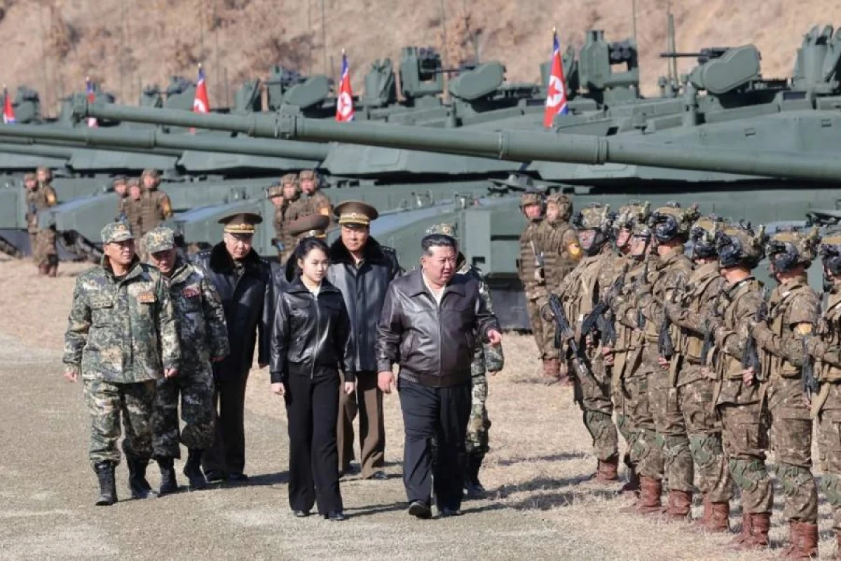 Kim Çen In qızı ilə birlikdə hərbi təlimdə iştirak etdi