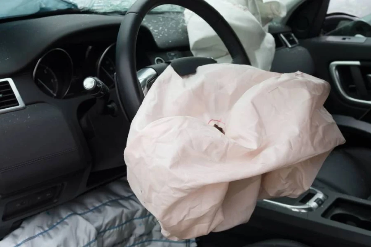 Ağdaşda avtomobil idarəetmədən çıxaraq aşdı: [[Ölən və yaralanan var]]