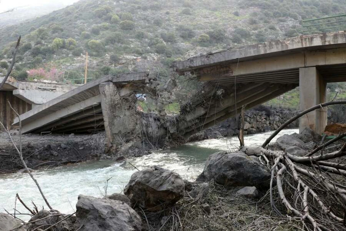Livanda Litani çayı üzərindəki [[körpülər sökülür]]