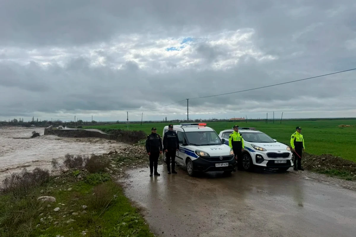 Ağsuçaydan [[keçən sel suları]] avtomobil yolunu yararsız hala saldı