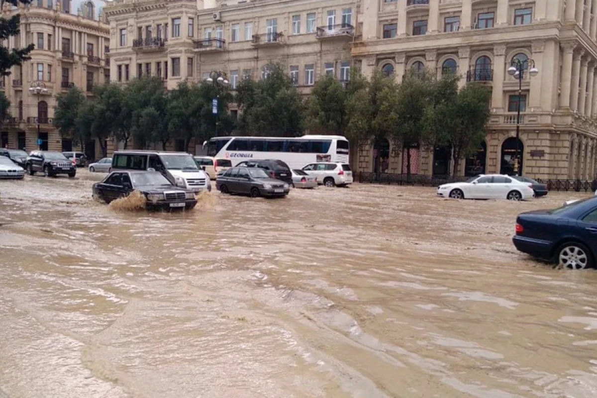 [[Bakıda intensiv yağışlar:]] İnfrastruktur niyə tab gətirmir?