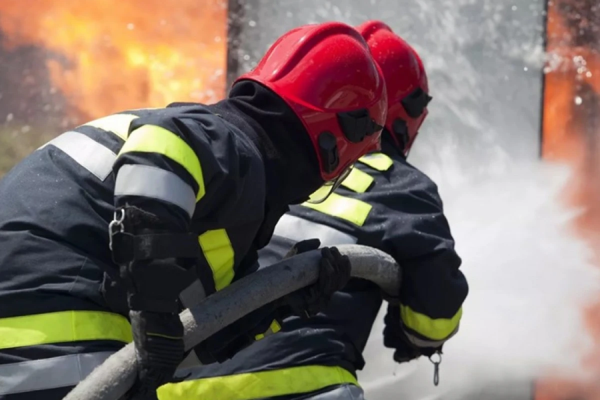 [[Salyanda]] ev yanaraq kül oldu