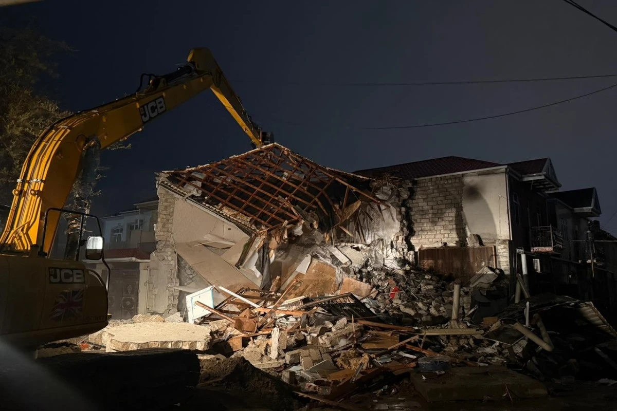 [[Keşlədə]] kollektorda qəzaya səbəb olan ev sökülür