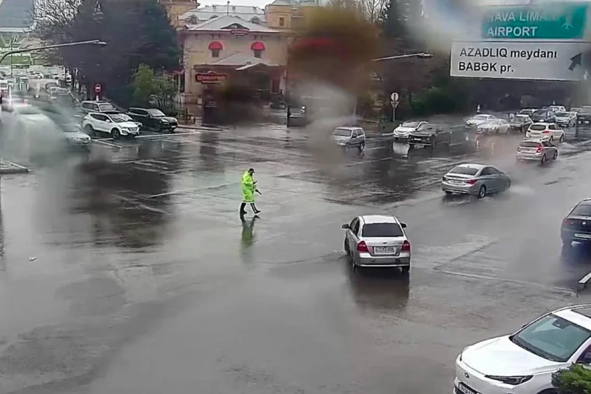 [[NİİM:]] Yağışa görə bəzi ərazilərdə nəqliyyatın hərəkəti çətinləşib