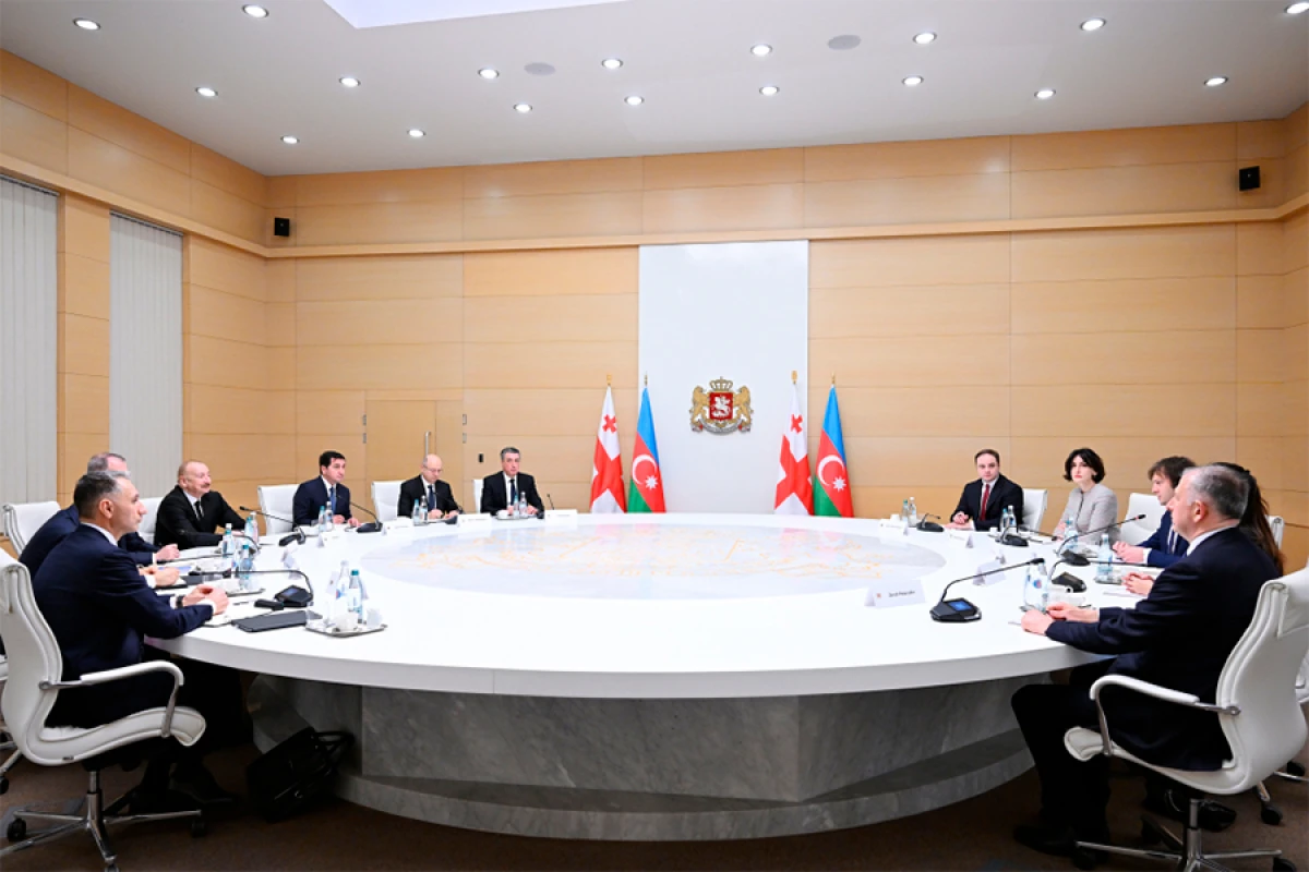 [[Prezident İlham Əliyevin]] İrakli Kobaxidze ilə geniş tərkibdə görüşü oldu