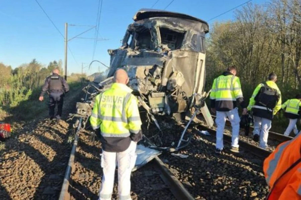 Fransada qatar yük maşını ilə toqquşdu: [[1 ölü, 27 yaralı]]