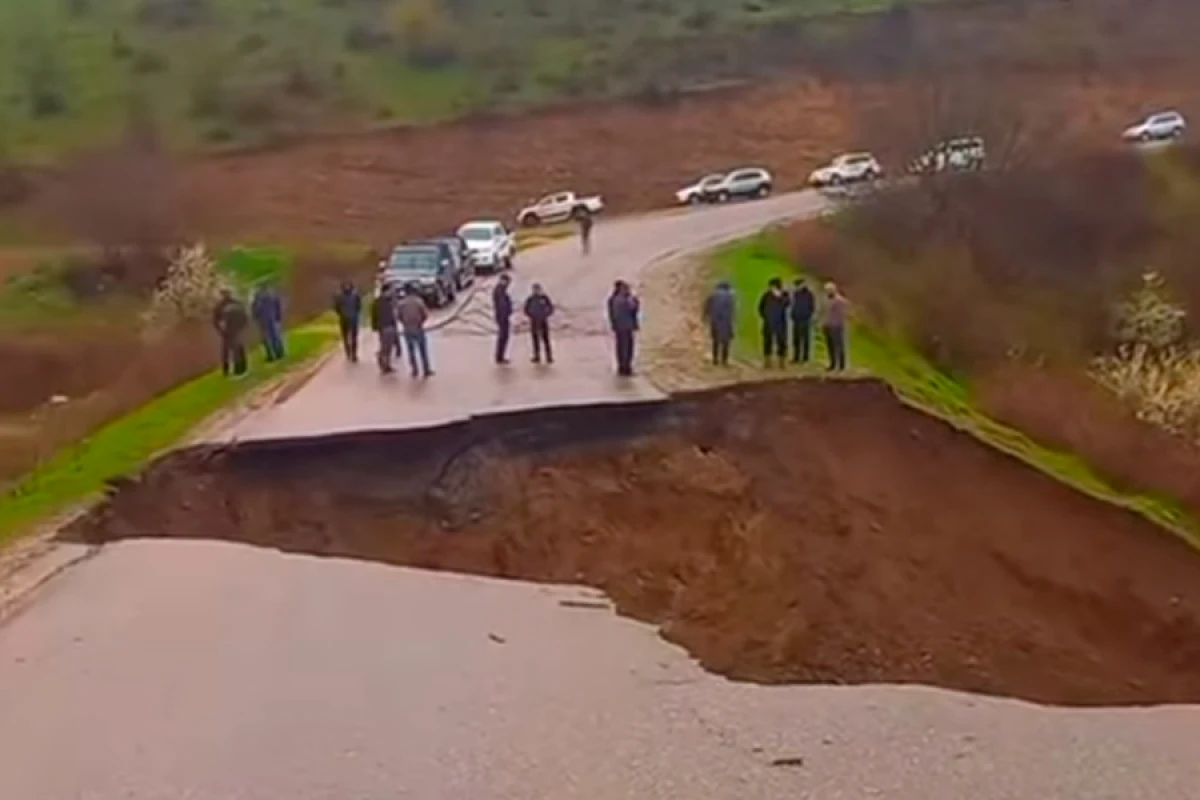 Qusar–Həzrə–Sudur [[avtomobil yolunun bir hissəsində]] sel suları torpaq yatağını yuydu