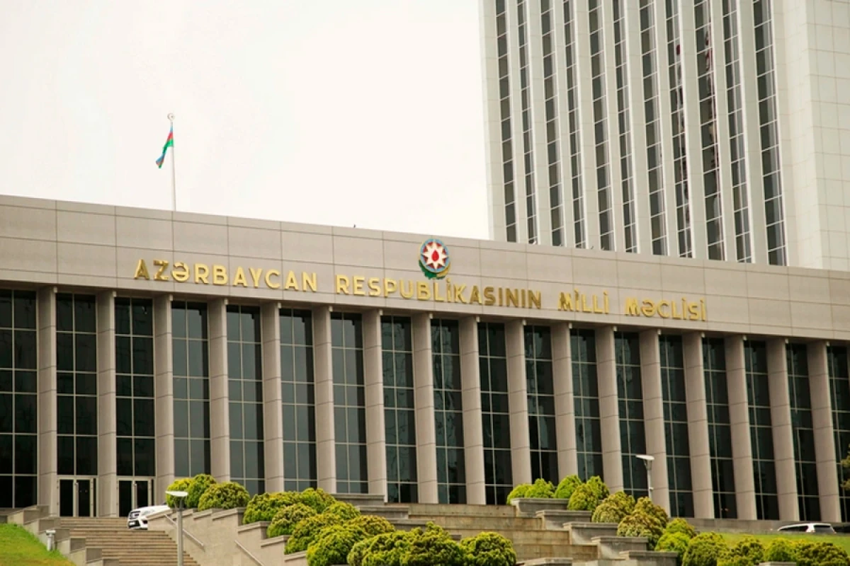 [[Milli Məclisin plenar iclası başladı:]] 11 məsələ müzakirə olunacaq