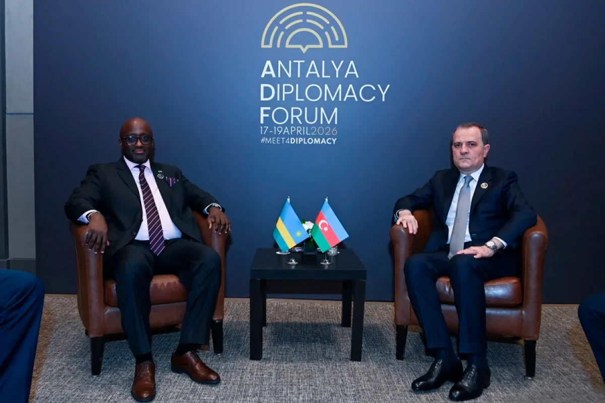 [[Ceyhun Bayramov]] ruandalı həmkarı ilə görüşdü