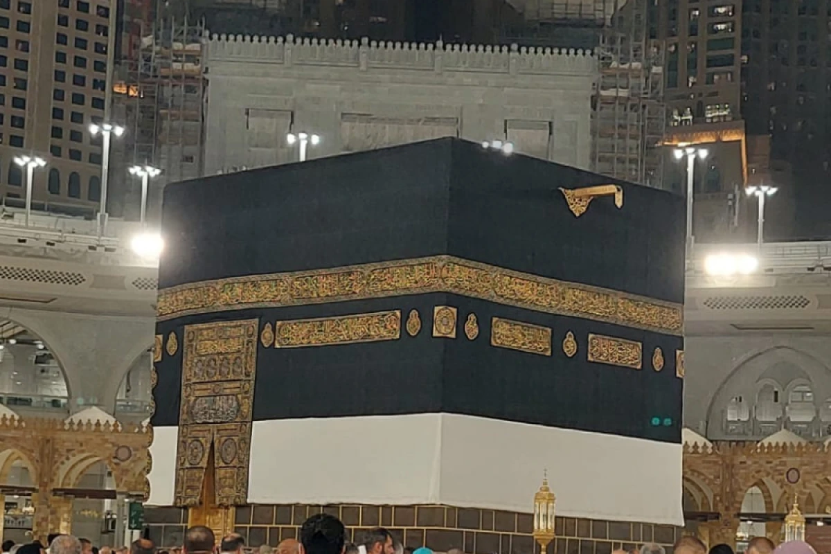 Kəbənin örtüyü [[3 metr yuxarı qaldırıldı]]