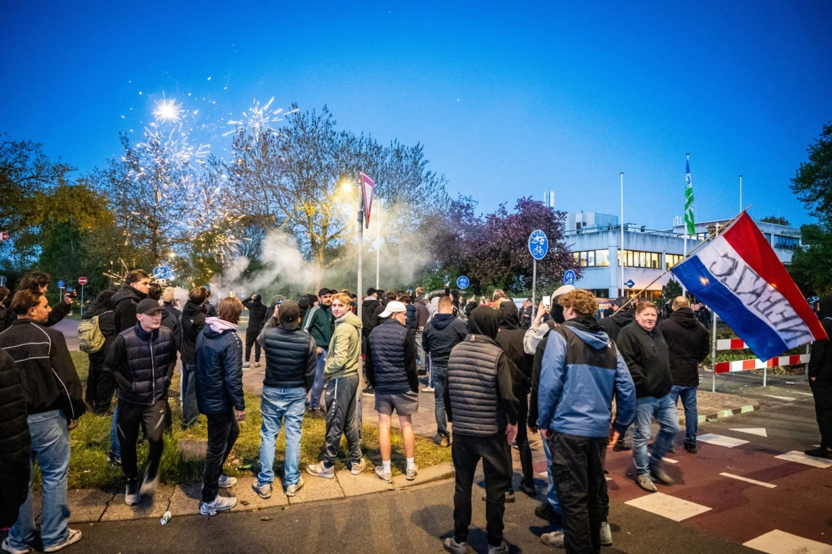 Niderlandda etirazçılar bələdiyyə binasına hücum etdi [[– qərar geri çəkildi]]